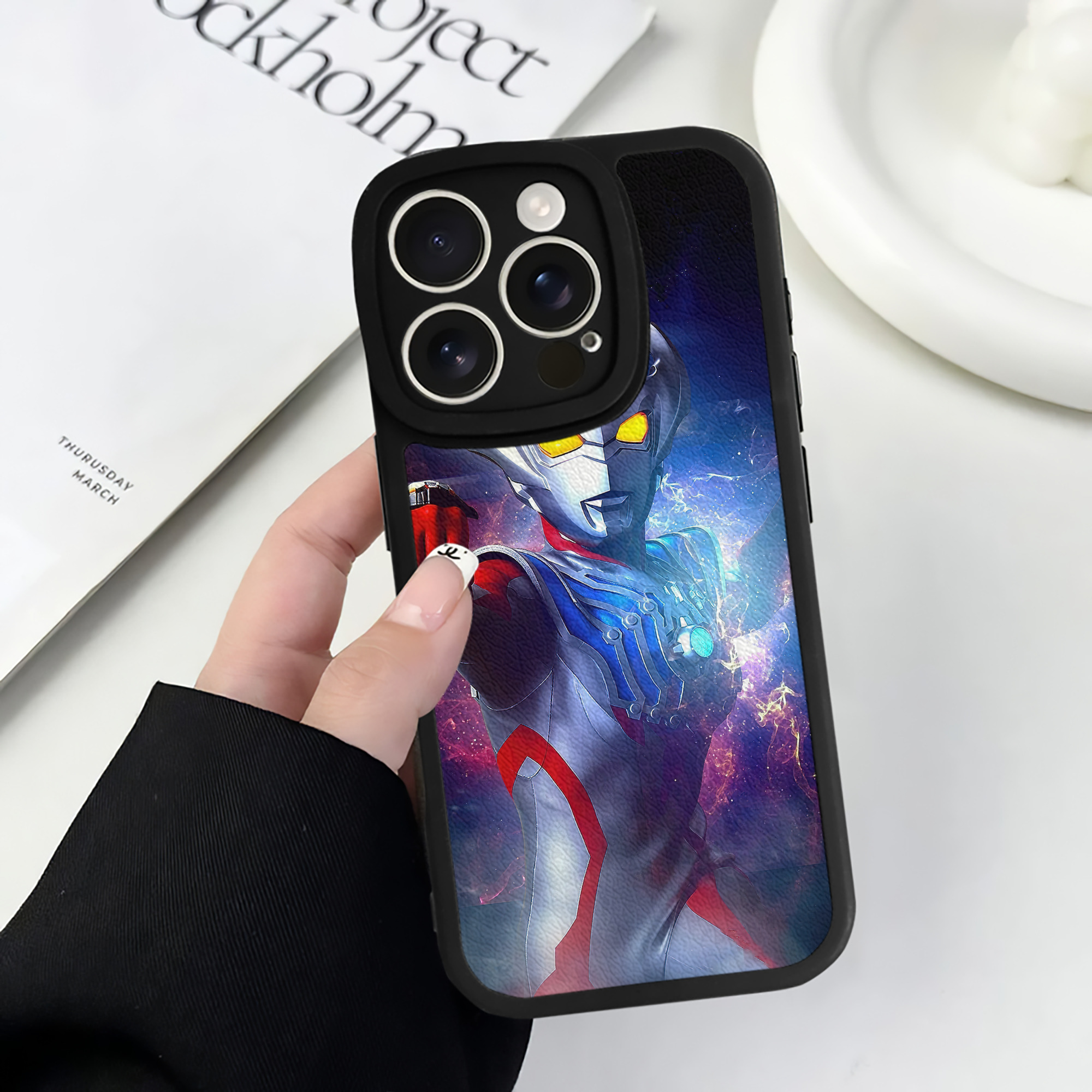 （画像用） ウルトラマン Ultraman 【iPhone 16シリーズ対応】シリコンスマホケース（レザー調） 材質：シリコン